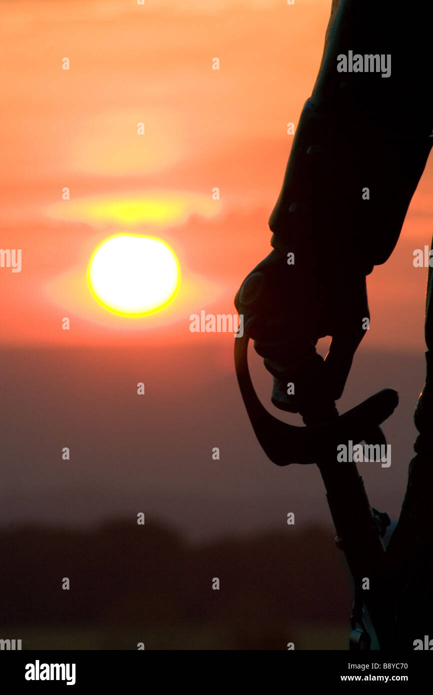 Coucher du soleil à Gettysburg National Park avec une statue du Général Gouverneur K. Warren au premier plan tenant une épée. Banque D'Images