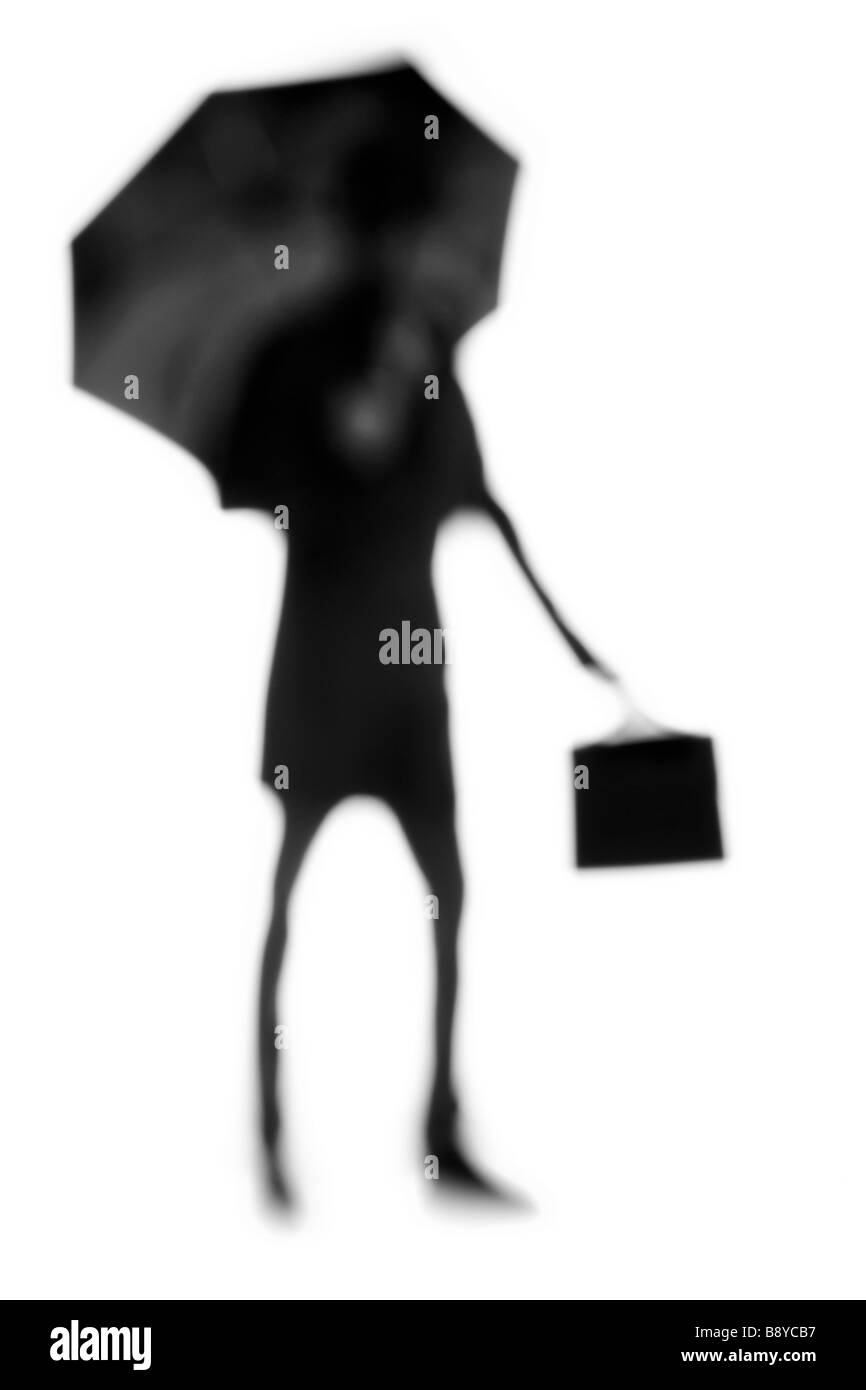 Silhouette d'un homme avec un parapluie. Banque D'Images
