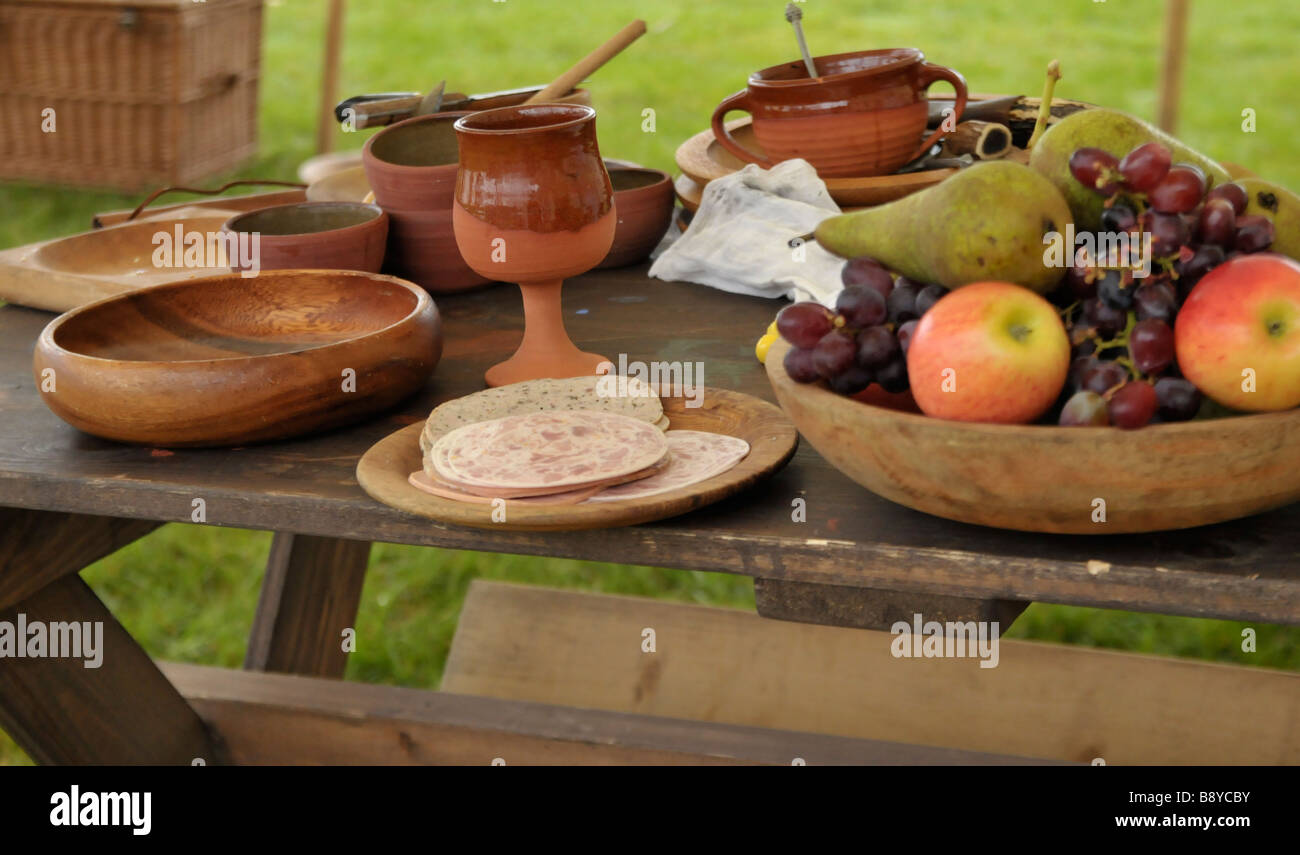 Banquet médiéval chevaliers mis sur table au spectacle de reconstitution Château de Bolsover Derbyshire, Angleterre, Royaume-Uni Banque D'Images