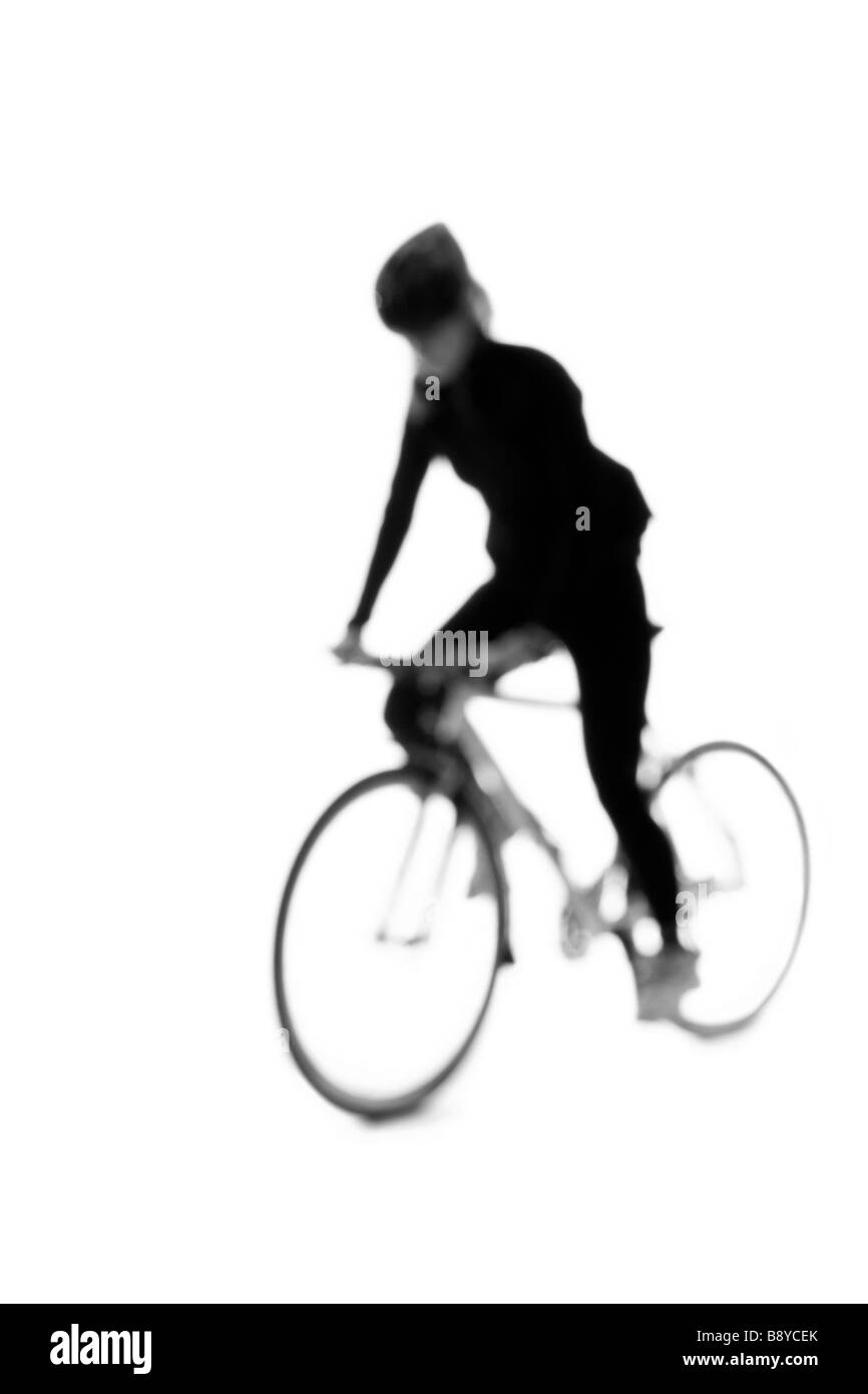 Silhouette d'une femme avec un vélo. Banque D'Images