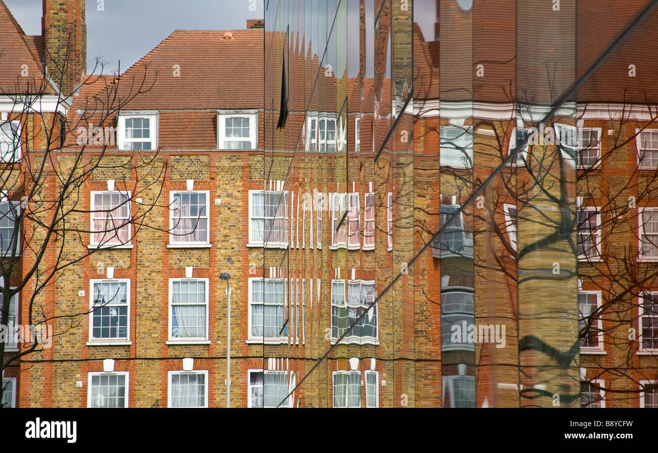 Maisons sur Peckham High Street reflétée dans les fenêtres de la bibliothèque de Peckham Peckham Londres Mars 2008 Banque D'Images