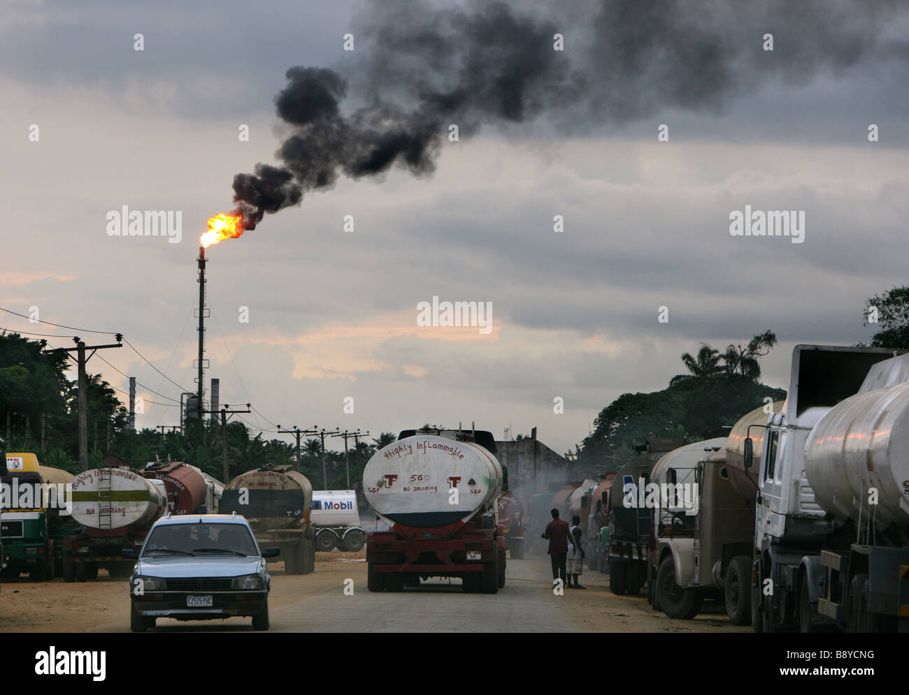 Nigéria : Bateaux-citernes attendre dans une raffinerie de la société Shell près de Port Harcourt Banque D'Images