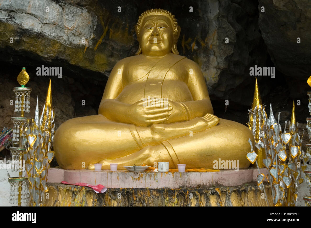 L'image de Bouddha dans la grotte de Wat Tham Phu Si sur Mt. Phousi, Luang Prabang, Laos. Banque D'Images