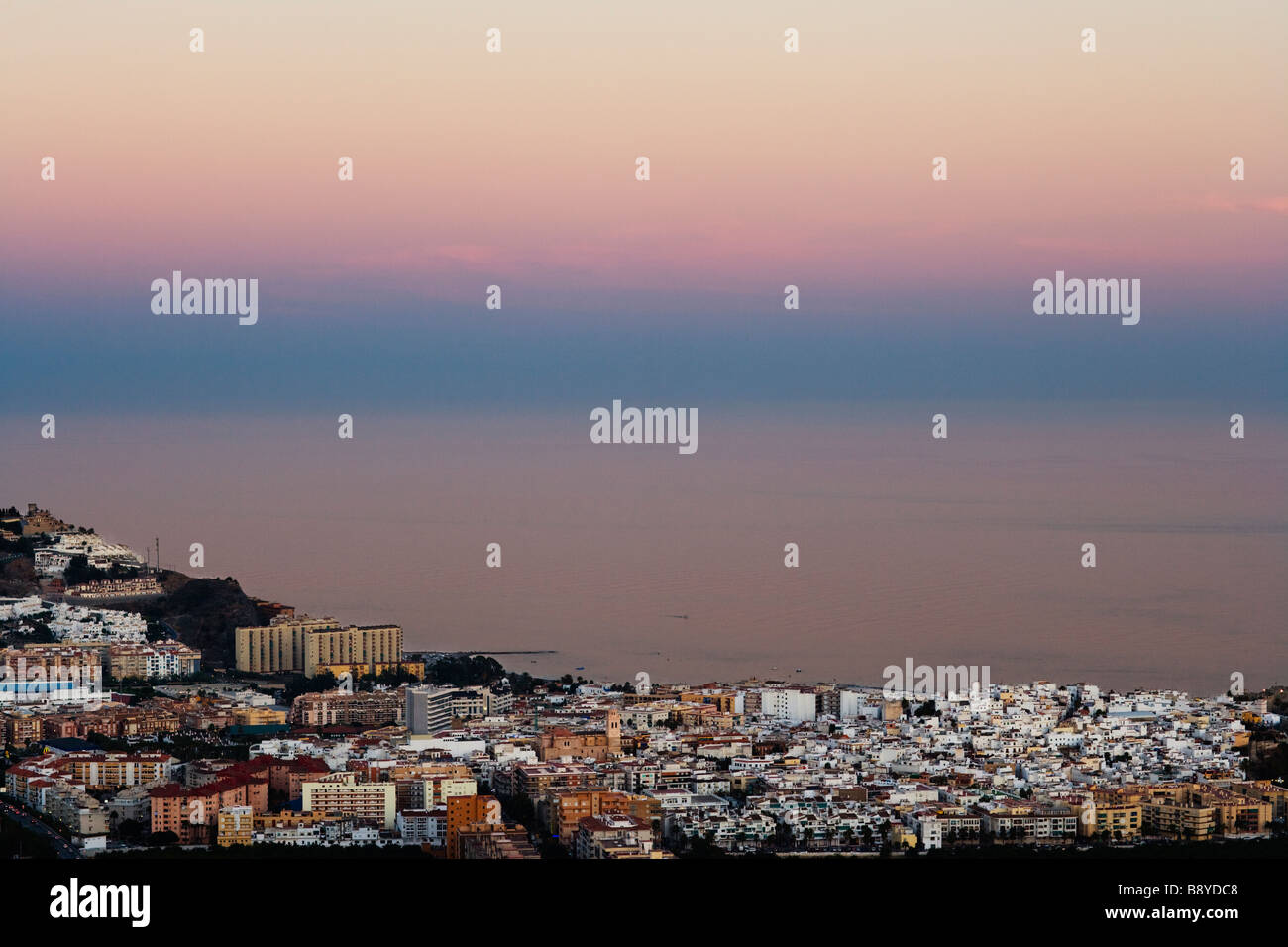 Vue d'une ville en bord de mer en Espagne. Banque D'Images