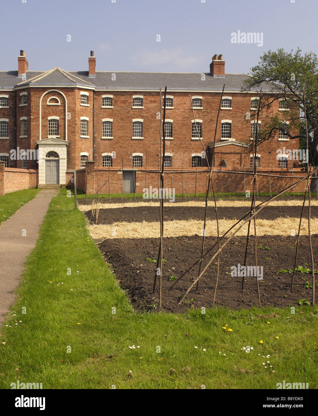 La Workhouse Southwell Nottinghamshire avec le potager à l'avant-plan creusé au cours et prêts pour la plantation Banque D'Images