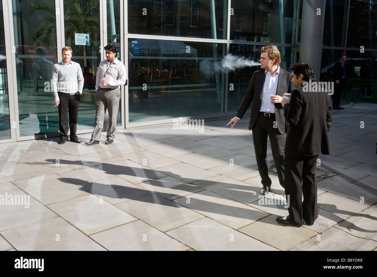 Les fumeurs à l'extérieur la Royal Bank of Scotland int bureaux il ville de Londres Banque D'Images