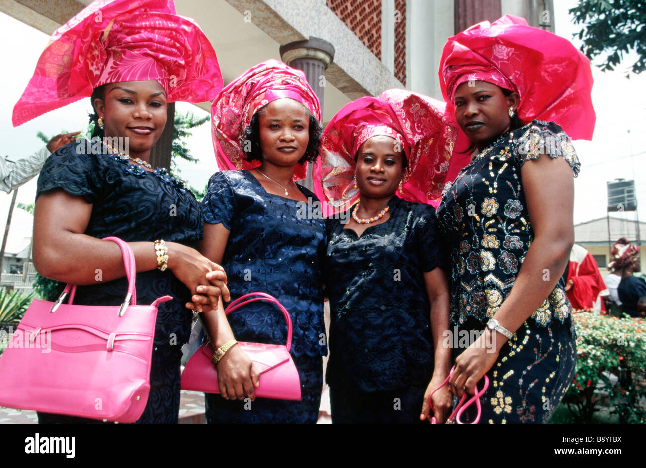 Nigéria : femme de la classe supérieure riche portant des coiffes traditionnelles à un mariage à Port Harcourt Banque D'Images