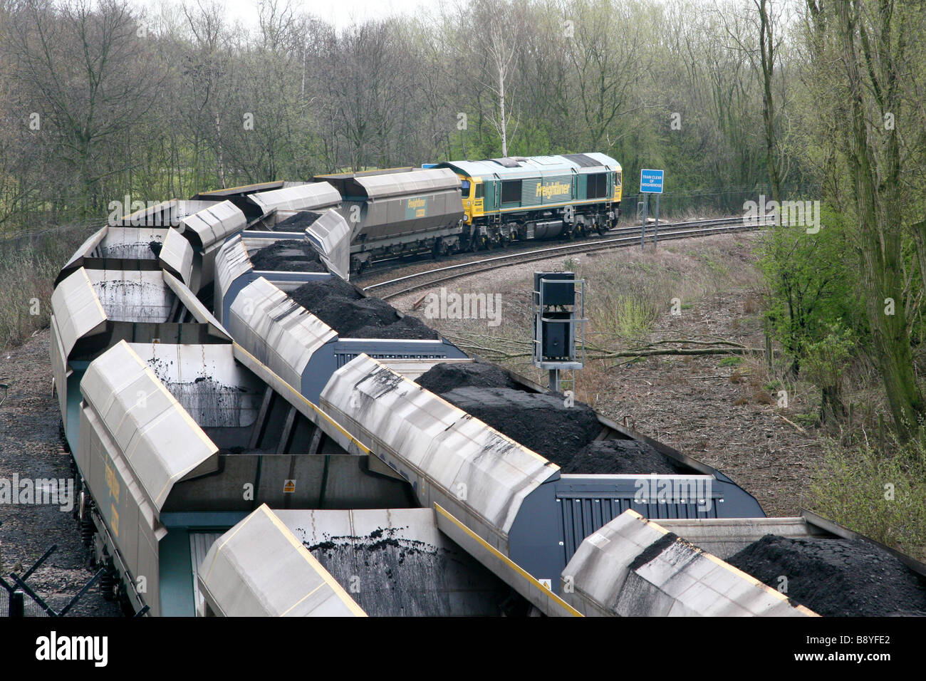 Un train part de charbon Freightliner Drax power station après avoir déchargé son charbon, comme un autre train chargés de charbon arrive. Banque D'Images