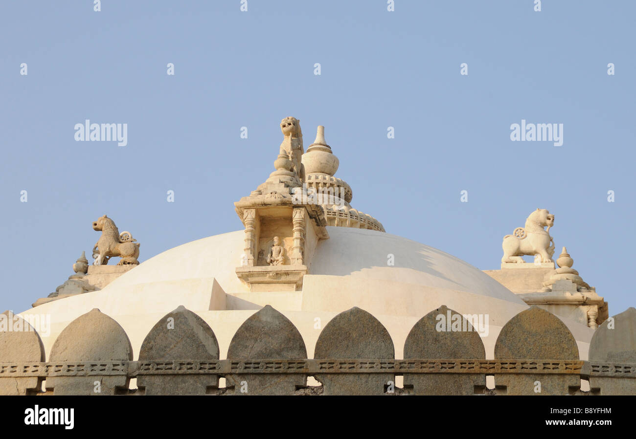 Quatre lions de marbre sur le toit en dôme de la Chaumukha Temple, le temple principal du complexe de temples Jain à Ranakpur. Banque D'Images