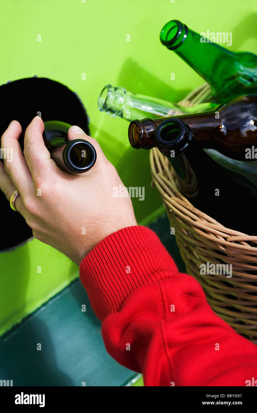 Le recyclage d'une bouteille de verre close-up. Banque D'Images
