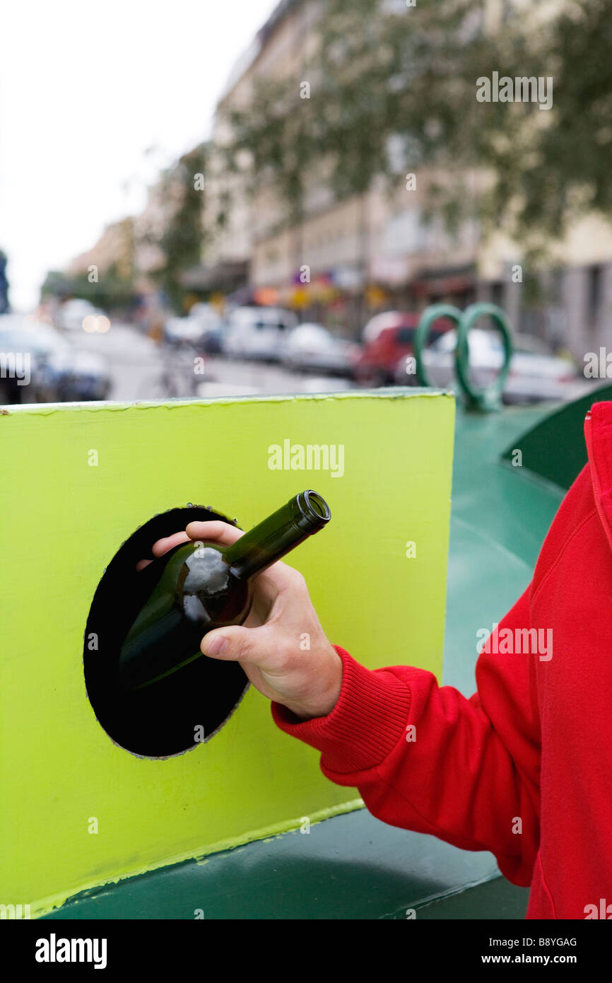 Le recyclage d'une bouteille de verre close-up. Banque D'Images