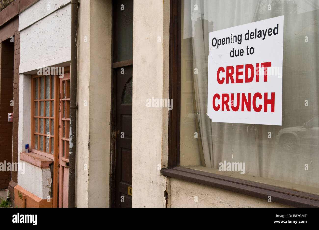 Ouverture RETARDÉE EN RAISON DE LA CRISE DU CRÉDIT sign in shop window Newport South Wales UK Banque D'Images