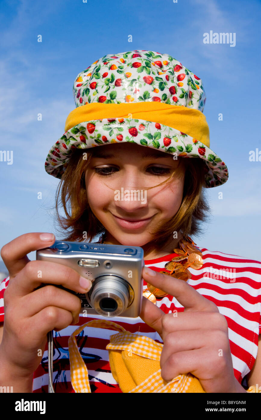 Photographe de fille cool 13 ans chapeau coloré Banque D'Images