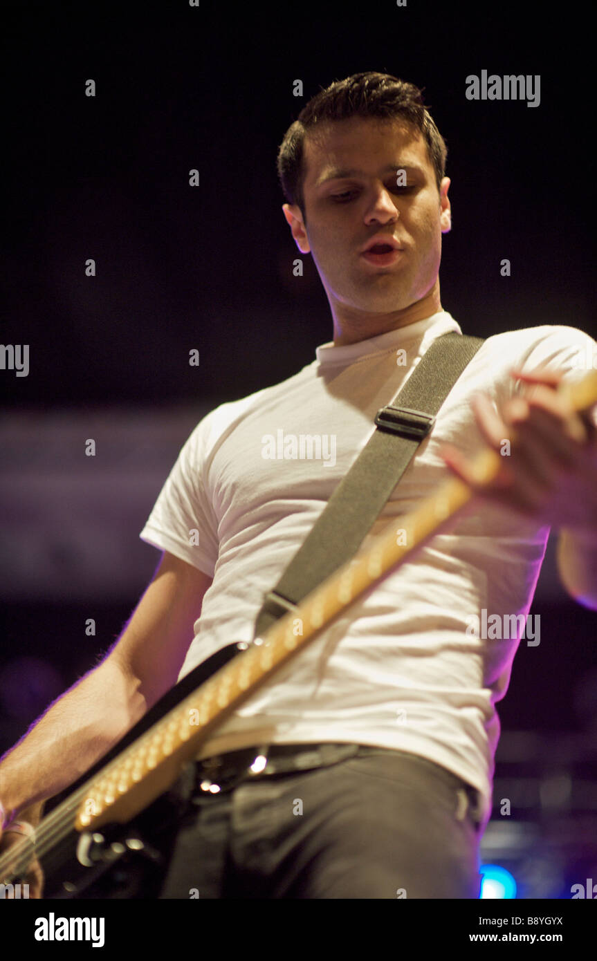 Le contrebassiste Alex Levine the Gaslight Anthem Banque D'Images