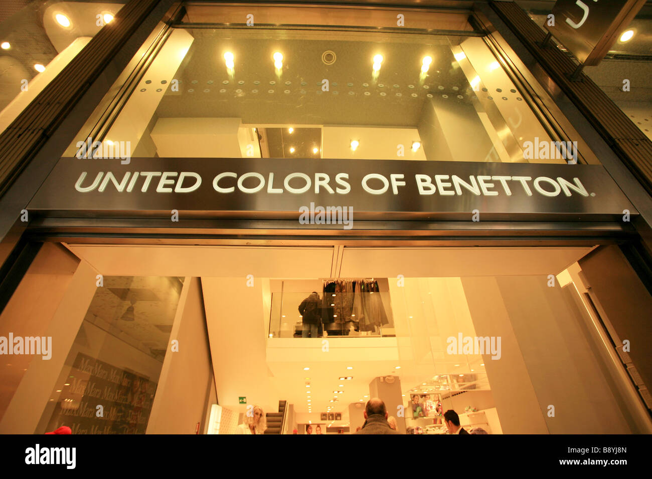 United Colors of Benetton, boutique de la rue Vittorio Emanuele II, Milan, Lombardie, Italie Banque D'Images