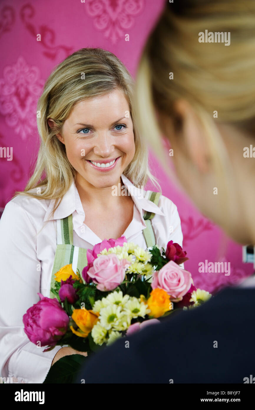 Une femme blonde travaillant dans un magasin de fleur de la Suède. Banque D'Images