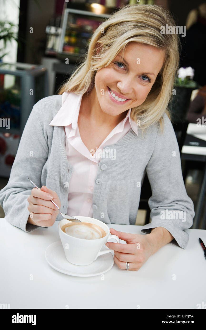 Une femme ayant une tasse de café en Suède. Banque D'Images