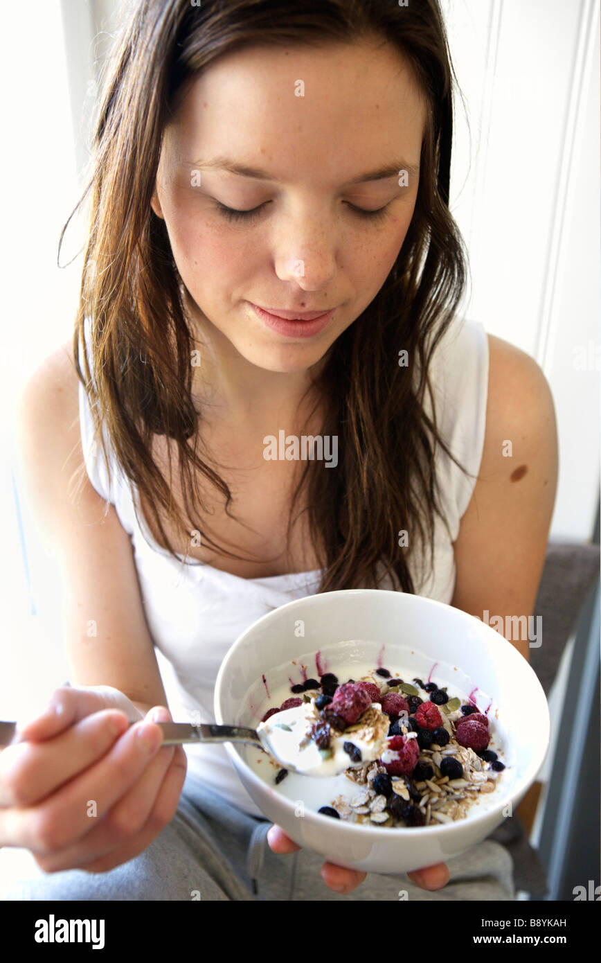 Une jeune femme ayant le petit déjeuner de la Suède. Banque D'Images