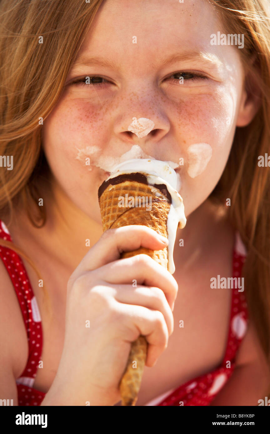 Une fille avec une glace cornet à Copenhague au Danemark. Banque D'Images