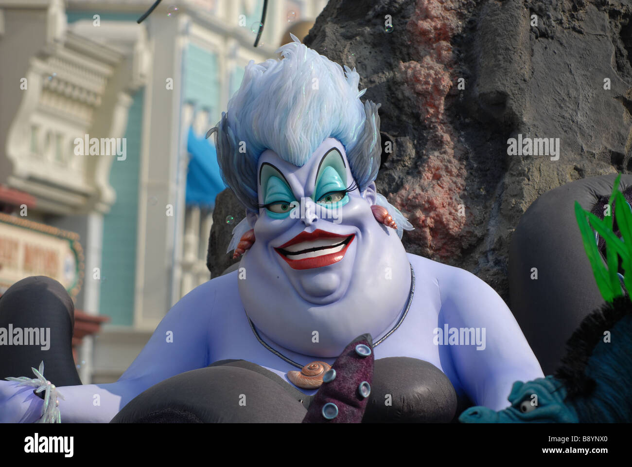 Ursula de la Petite Sirène film sur parade à Disneyland, Paris Banque D'Images