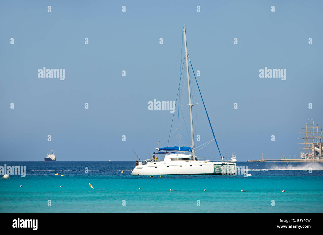 Bateaux et yachts à plage de Brownes, côte ouest de la Barbade, "West Indies" Banque D'Images