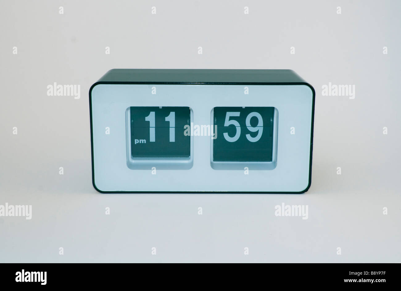 Retourner l'horloge numérique montrant le temps de 1 minute à minuit Banque D'Images