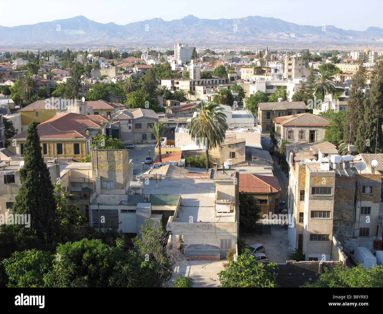 Nicosie, Chypre. Vue sur le sud de la ville divisée vers le nord occupée par la Turquie. L'année 2008. Banque D'Images