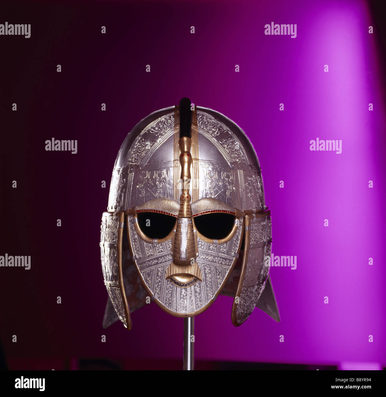 Des répliques de trouvailles de la sépulture de Saxon Sutton Hoo richement décoré de guerre casque anglo-saxon Banque D'Images