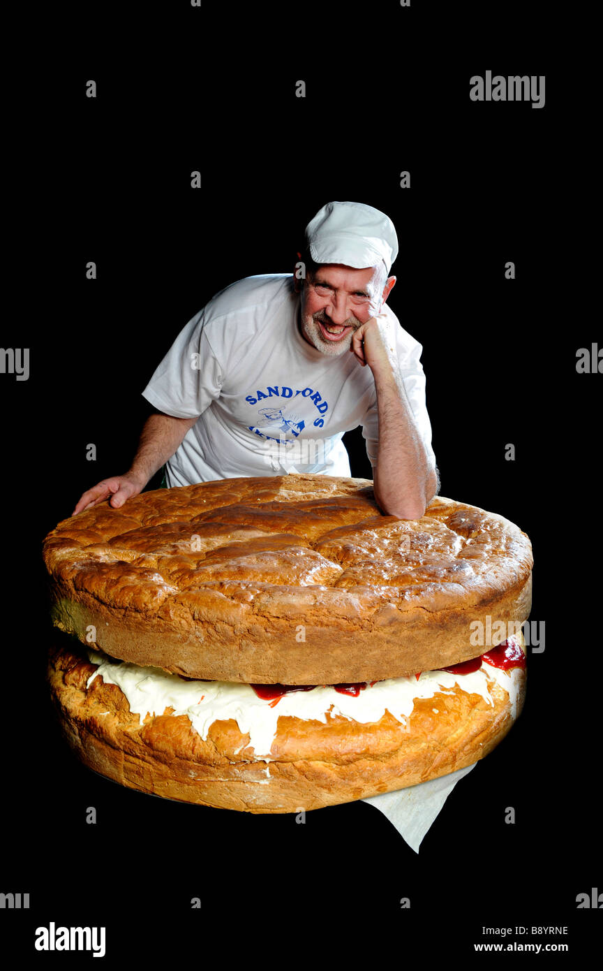 Nick BAKER Lovering avec le géant du plus grand scone cuit dans la boulangerie Sandfords à Torrington, Devon UK Banque D'Images