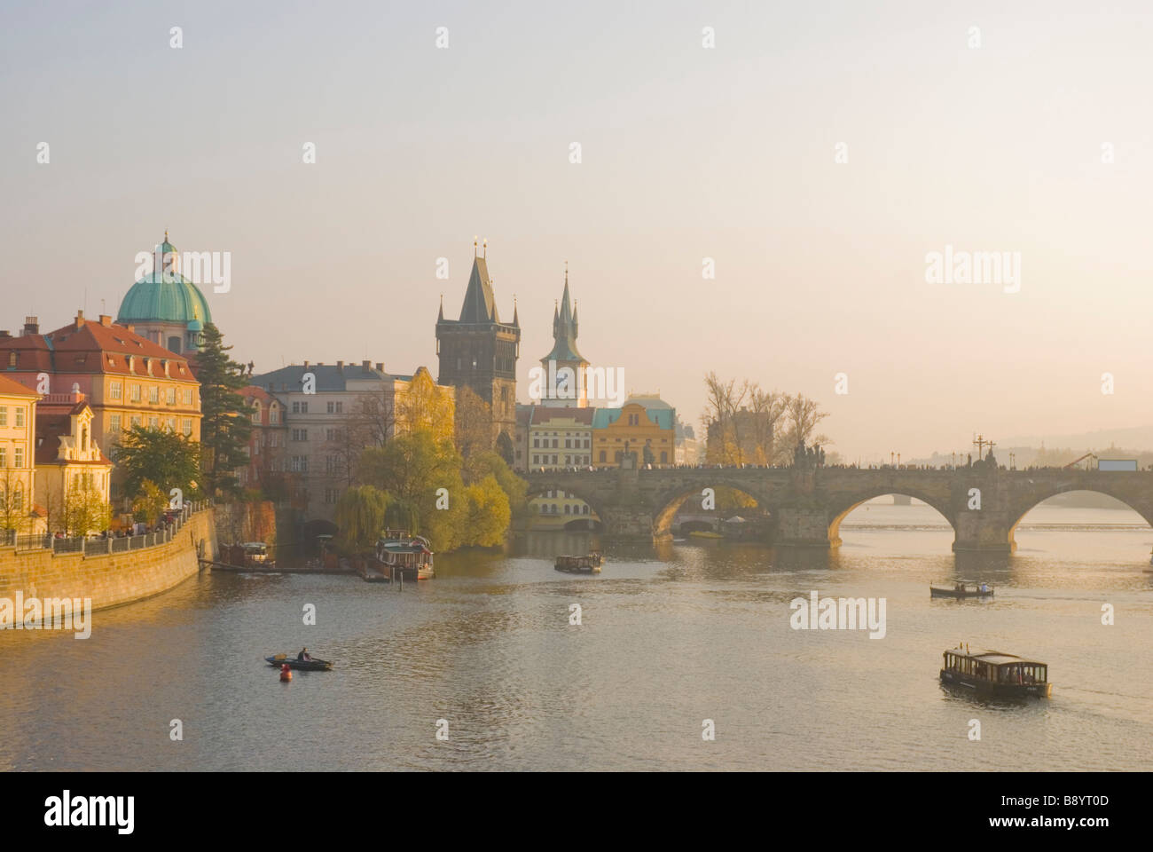 Rivière Vltava pêcheur et le pont Karluv Most Charled au coucher du soleil, dans le centre de Prague République Tchèque Europe Banque D'Images