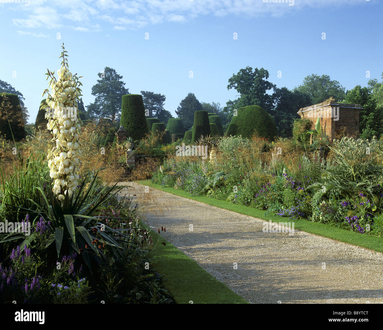 La frontière double sur la terrasse surélevée dans le jardin à Packwood House Warwickshire Banque D'Images