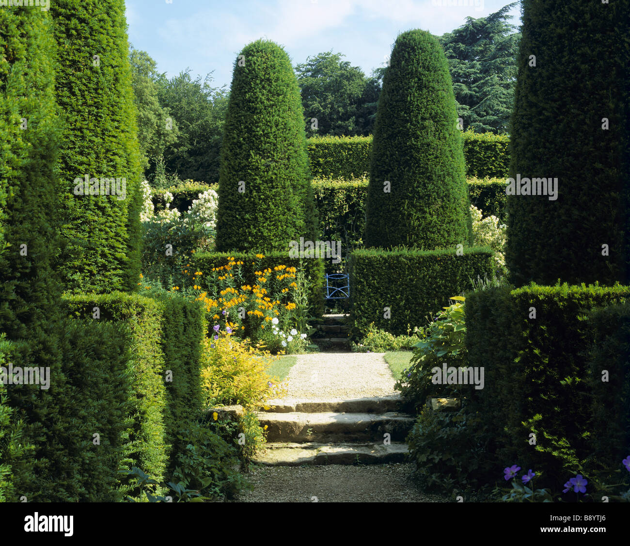 Le jardin des piliers à Hidcote Manor Garden Gloucestershire avec bases carrées sur les ifs