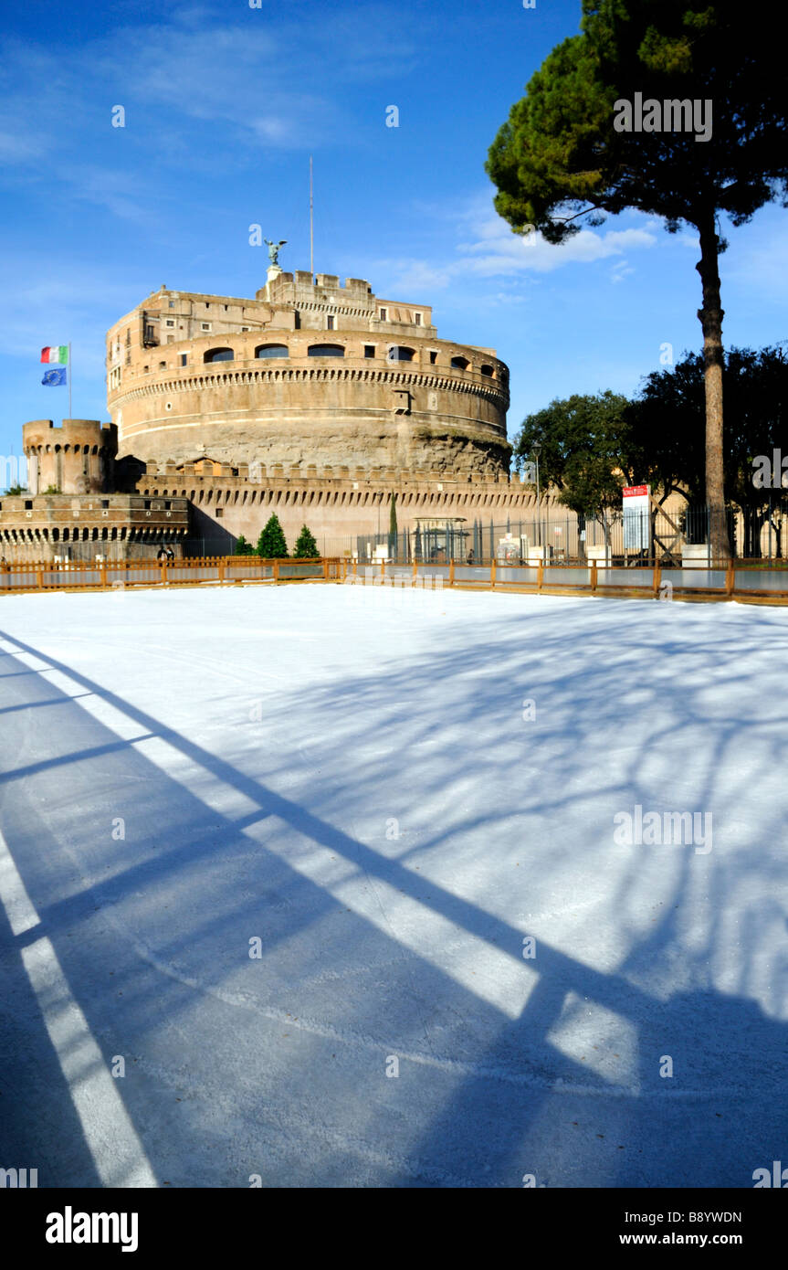 Castel Sant'Angelo et le Tibre à Rome Italie avec l'hiver une patinoire. Banque D'Images