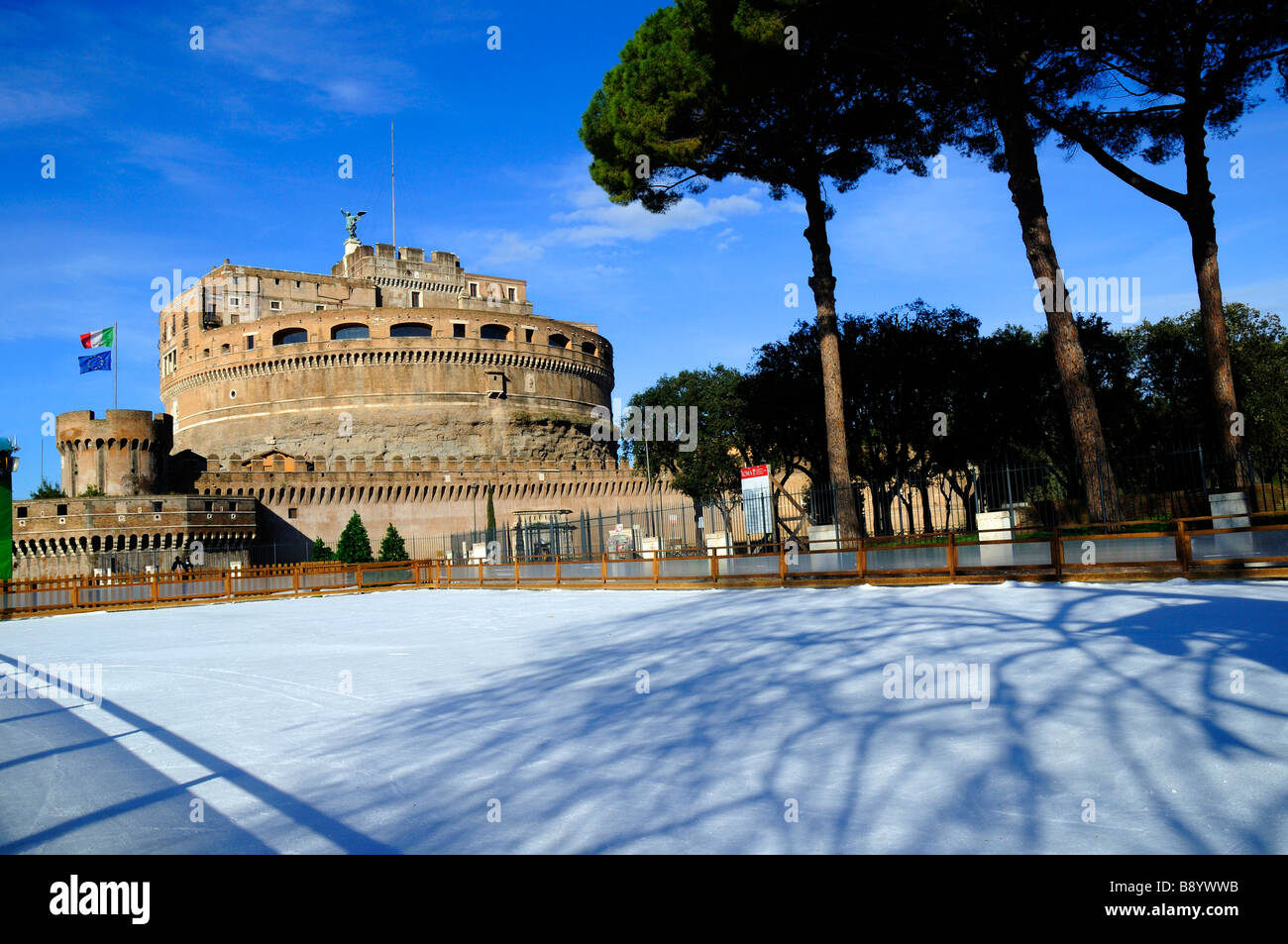Castel Sant'Angelo et le Tibre à Rome Italie avec l'hiver une patinoire. Banque D'Images