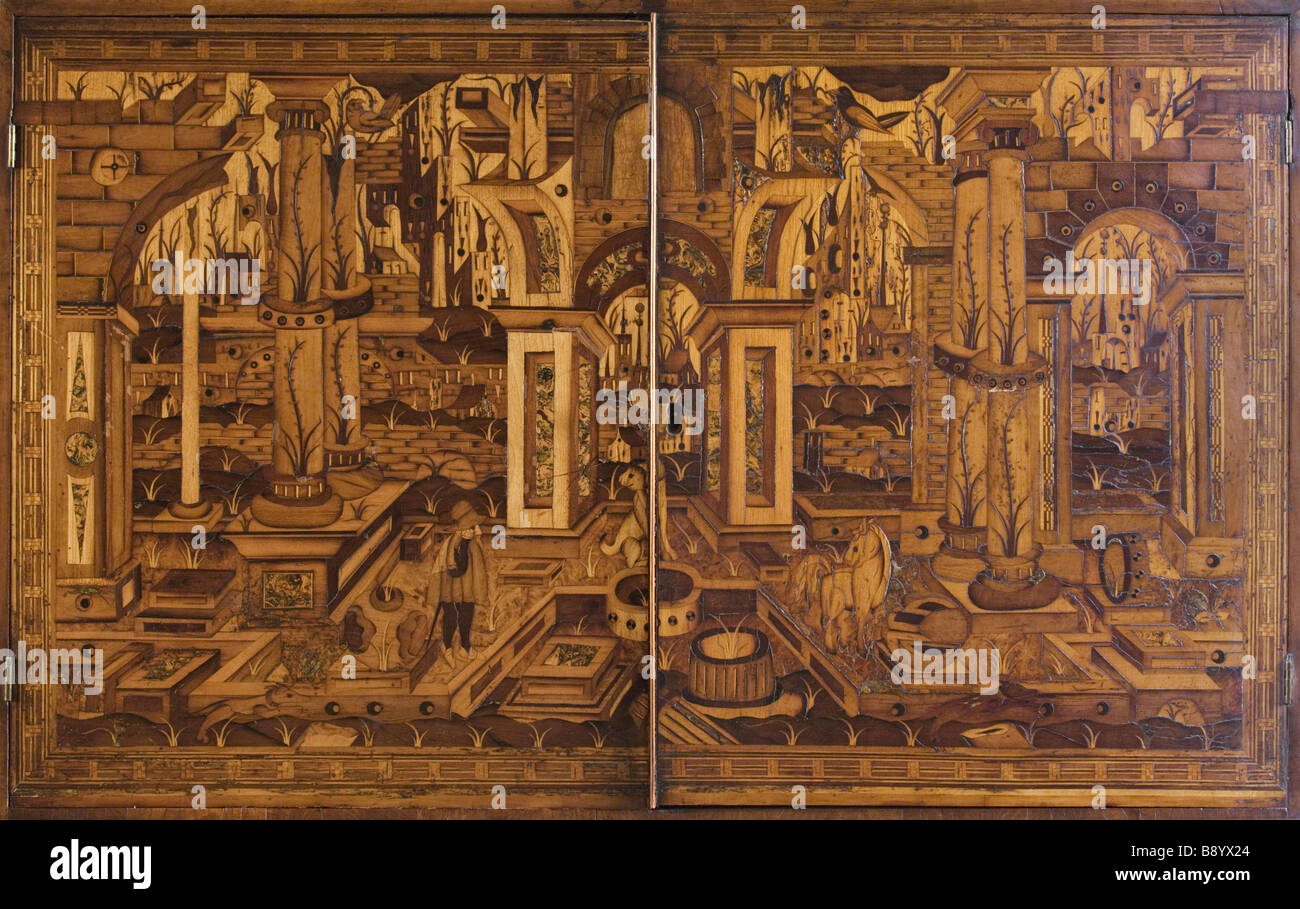 Fermer de l'incrustation de l'armoire à gauche de l'escalier dans le Hall de la nouvelle maison à Scotney Castle Kent Banque D'Images