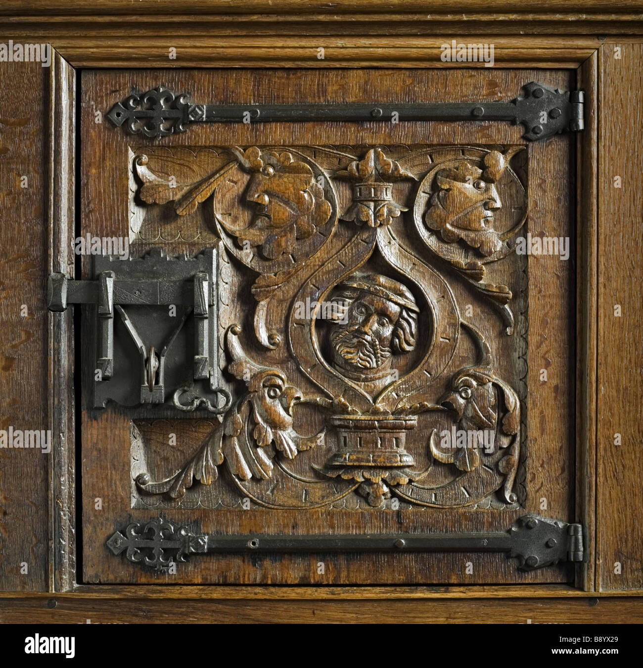 Fermer la vue de la sculpture en bois du Wyatt buffet dans la salle à manger dans la nouvelle maison à Scotney Castle Kent Banque D'Images