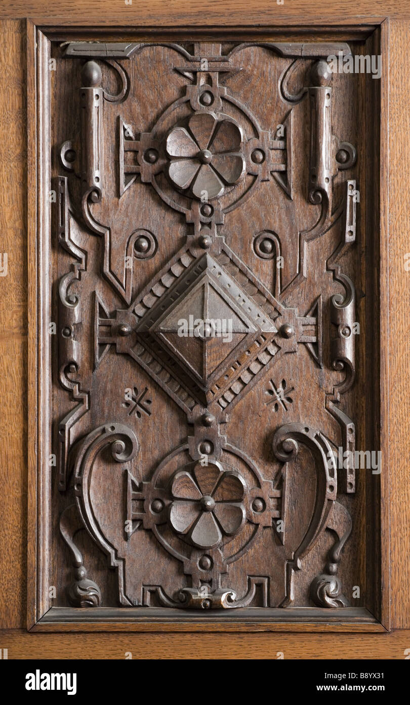 Fermer la vue d'une partie de la sculpture en bois sur les panneaux de portes de la bibliothèque dans la nouvelle maison à Scotney Castle Kent Banque D'Images