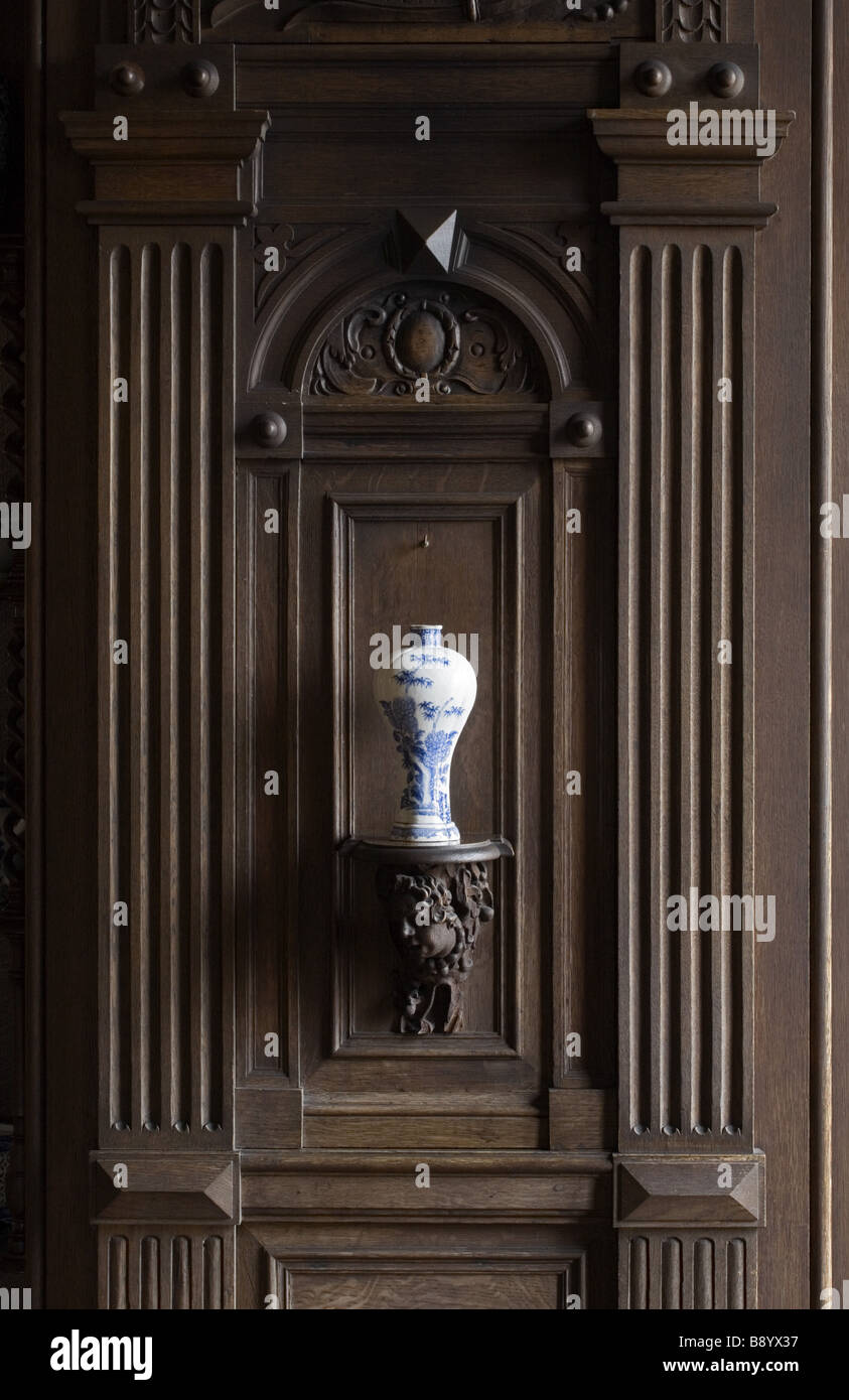 Vase en céramique bleu et blanc sur un support en bois dans le jardin de lambris de bois située sur la nouvelle maison à Scotney Castle Kent Banque D'Images