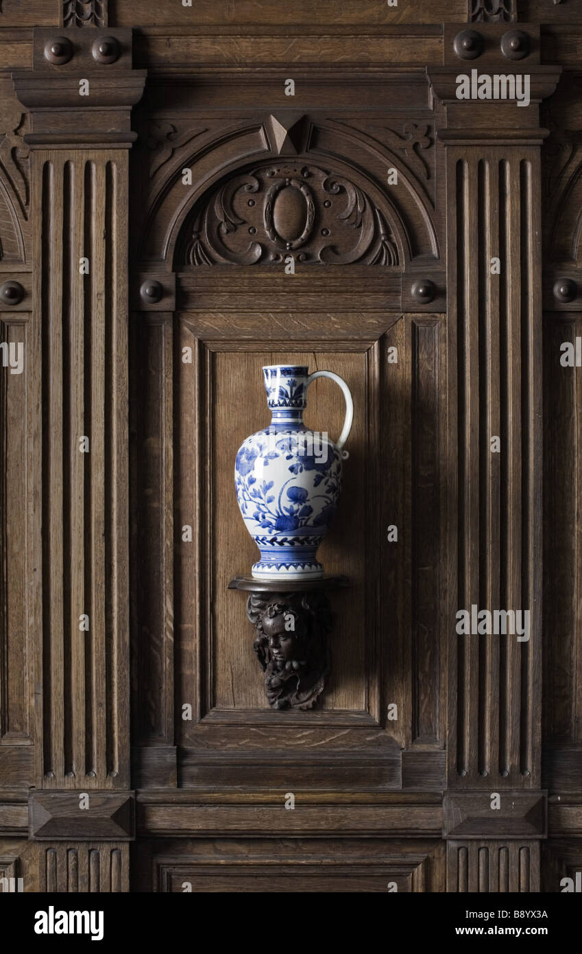 Verseuse en céramique bleu et blanc sur un support en bois dans le jardin de lambris de bois située sur la nouvelle maison à Scotney Castle Kent Banque D'Images