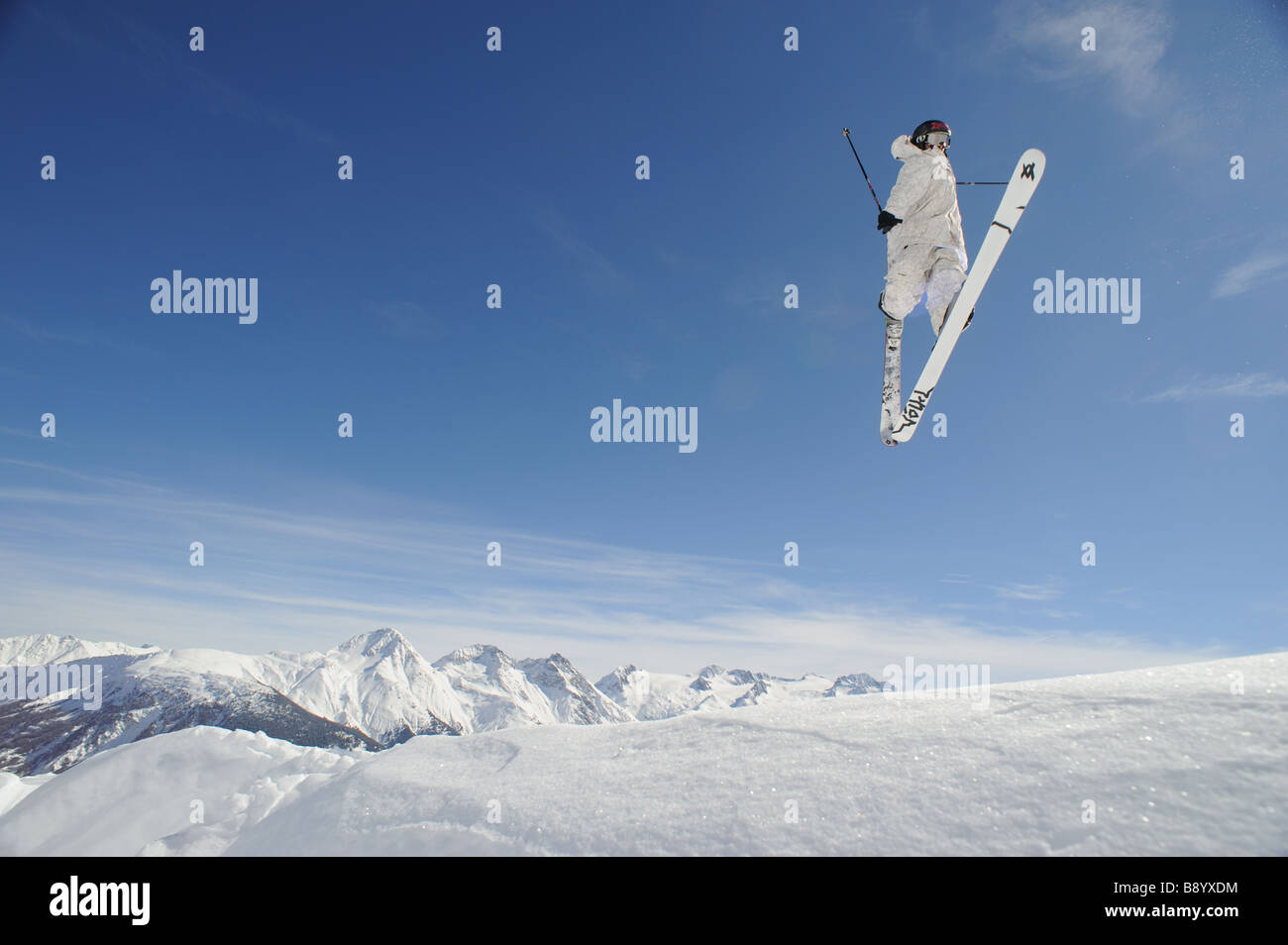 Freeskieur effectuant un saut dans les Alpes suisses Banque D'Images