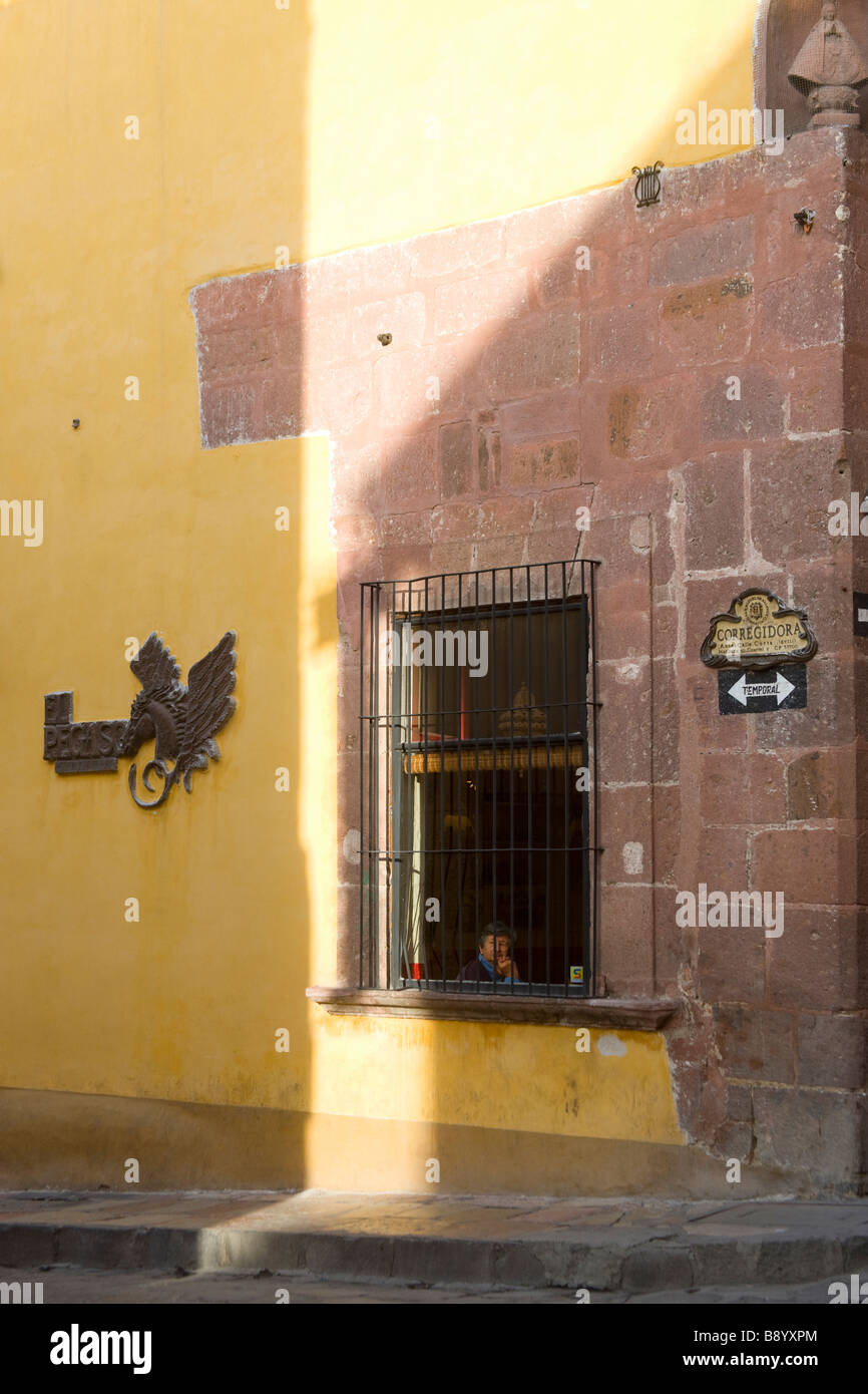 Un mécène Muses à la fenêtre du restaurant El Pegaso à San Miguel de Allende, Mexique Banque D'Images