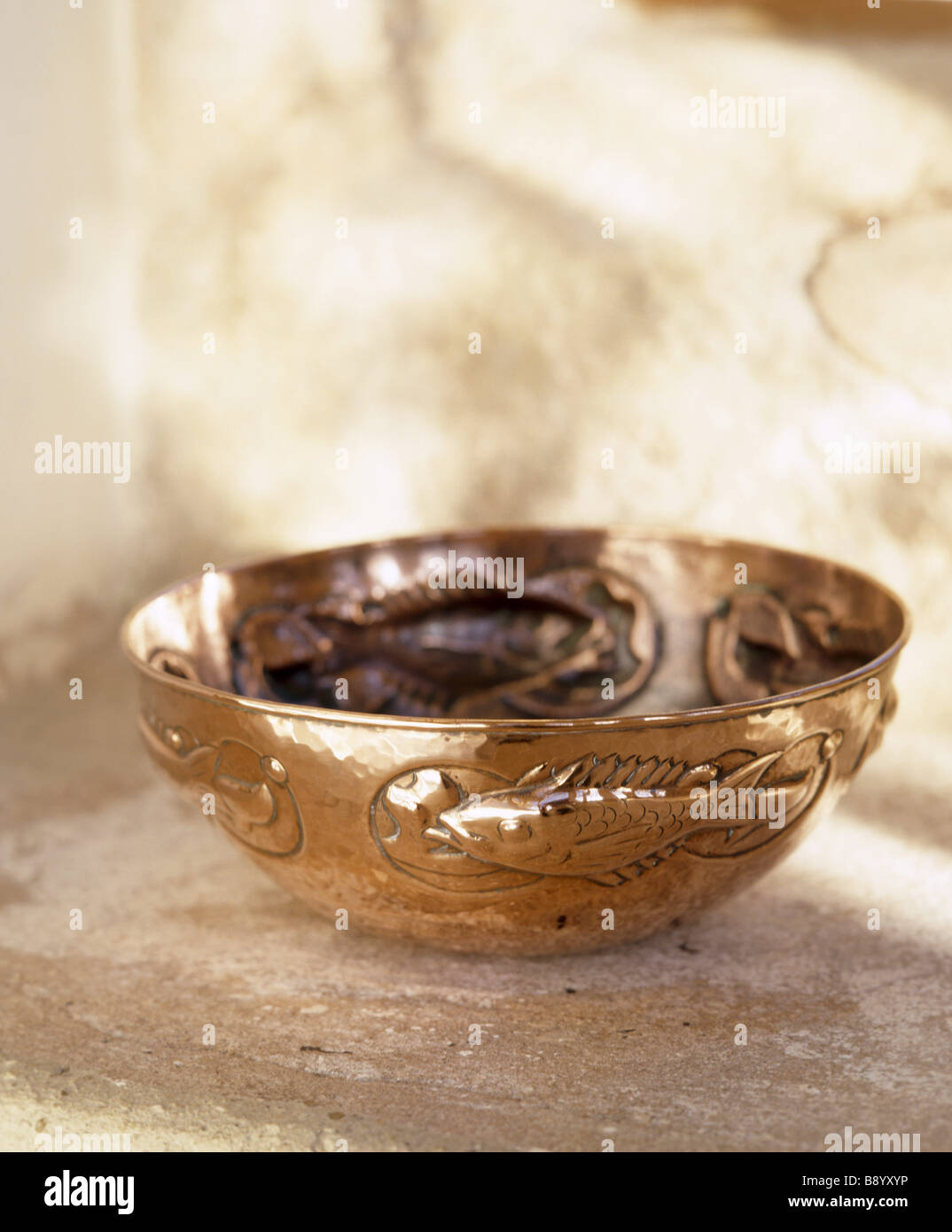 Close up d'un cuivre Newlyn à décor avec des poissons dans le salon Banque D'Images