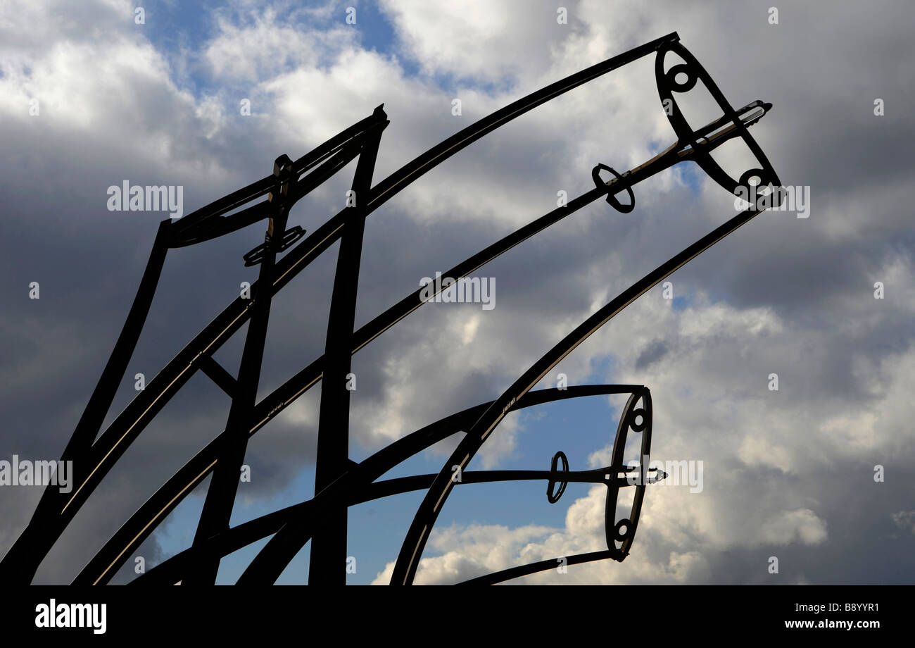 Sentinel, une sculpture de trois randonnées Supermarine Spitfire Spirfire's Island, à Castle Bromwich, à Birmingham. Banque D'Images