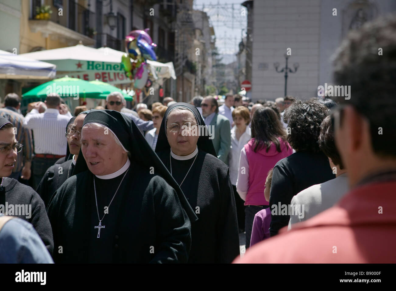 Les nonnes de marcher dans les rue principale très fréquentée à Harricourt pendant la fête de la Madonna della Libera Banque D'Images