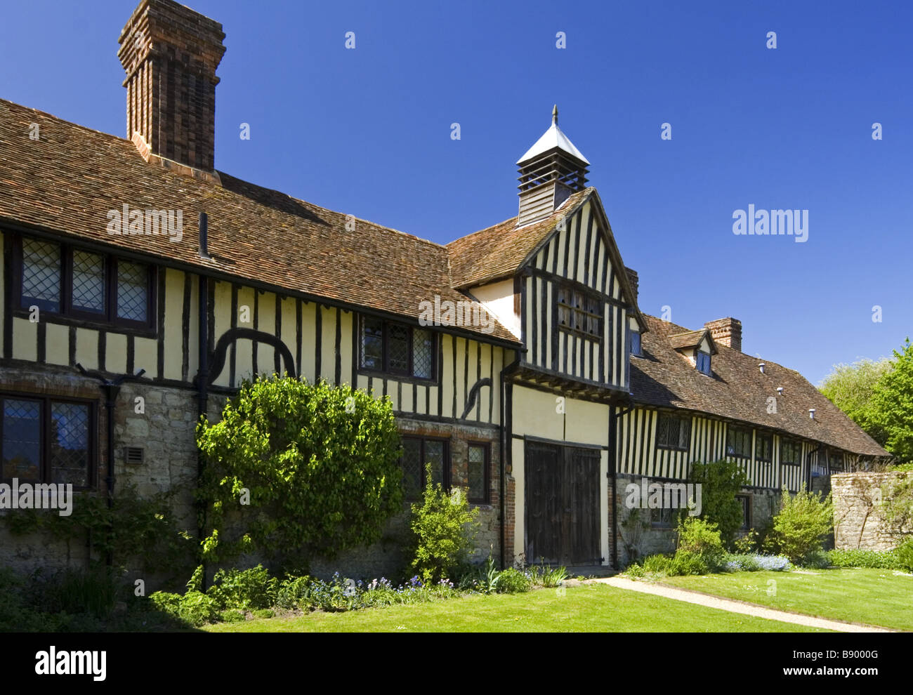 Les cottages du xve siècle avec un pigeonnier sur le gable, à Ightham Mote, Sevenoaks, Kent. Banque D'Images