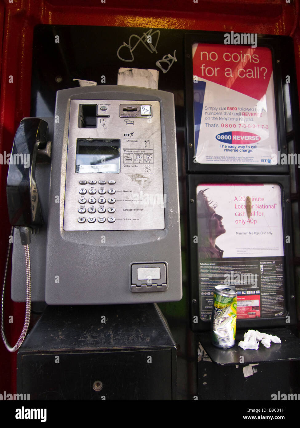 L'intérieur d'un téléphone public Fort Rouge avec litière, Angleterre Banque D'Images