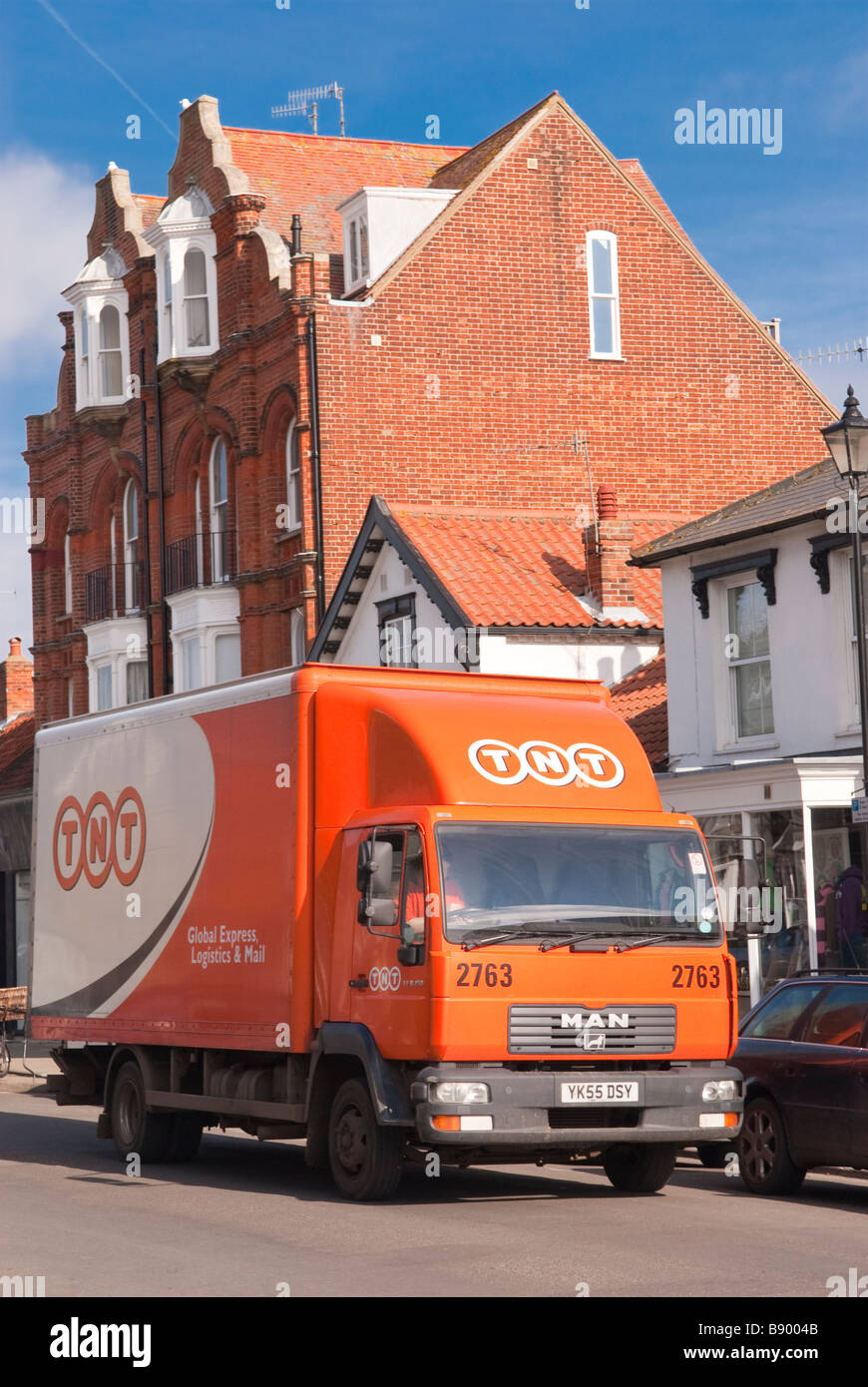 Un camion de livraison de courrier TNT la livraison du véhicule à l'oeuvre dans un colis uk street Banque D'Images