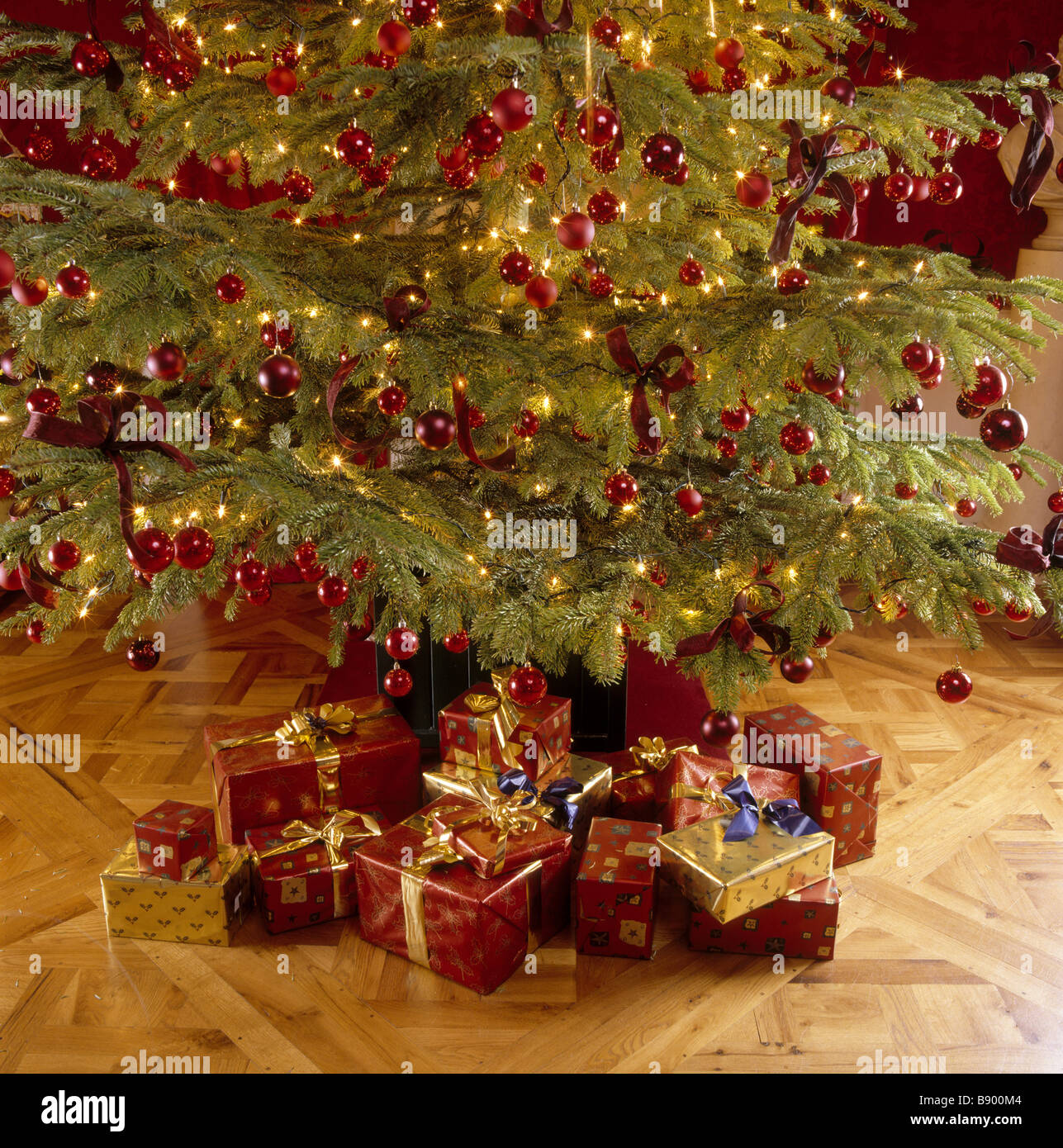 Décorations de Noël à colorier : boules et cloches festives