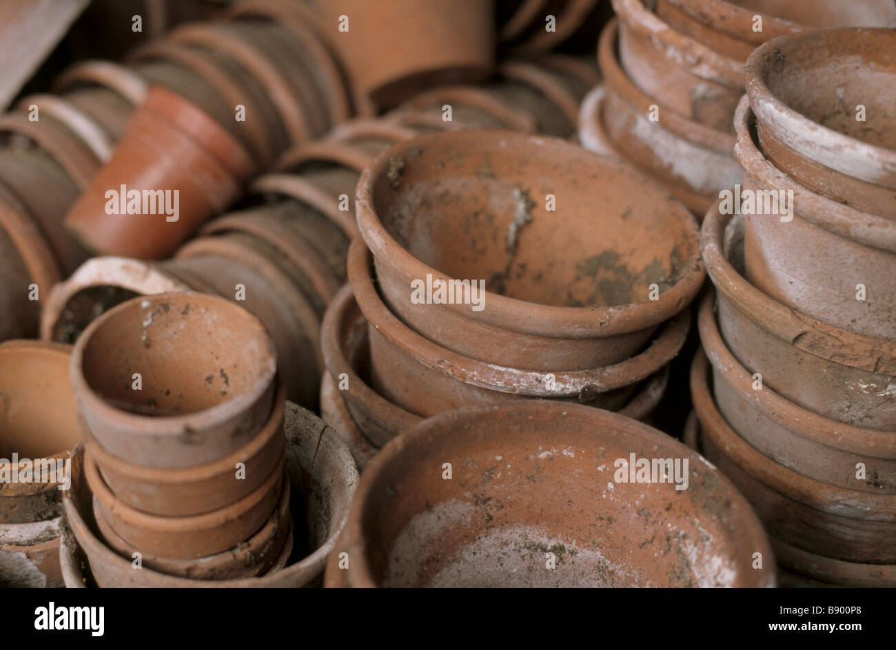 Fermer la vue des pots de fleurs en terre cuite empilés dans des pieux dans le shed at Westbury Cour Jardin Gloucestershire Banque D'Images