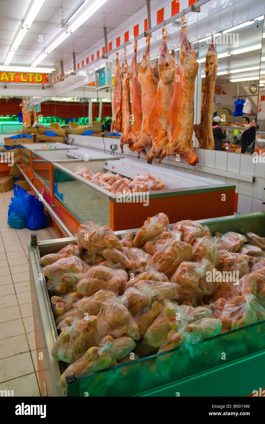 Les viandes congelées dans un boucher s shop à Brixton à Londres Angleterre Royaume-uni Banque D'Images
